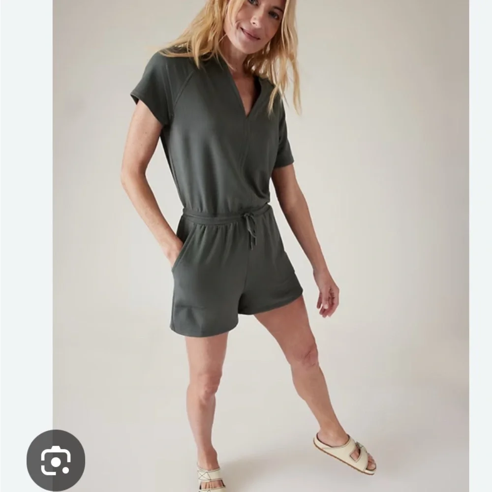Athleta balance‎ Black V-Neck Romper M